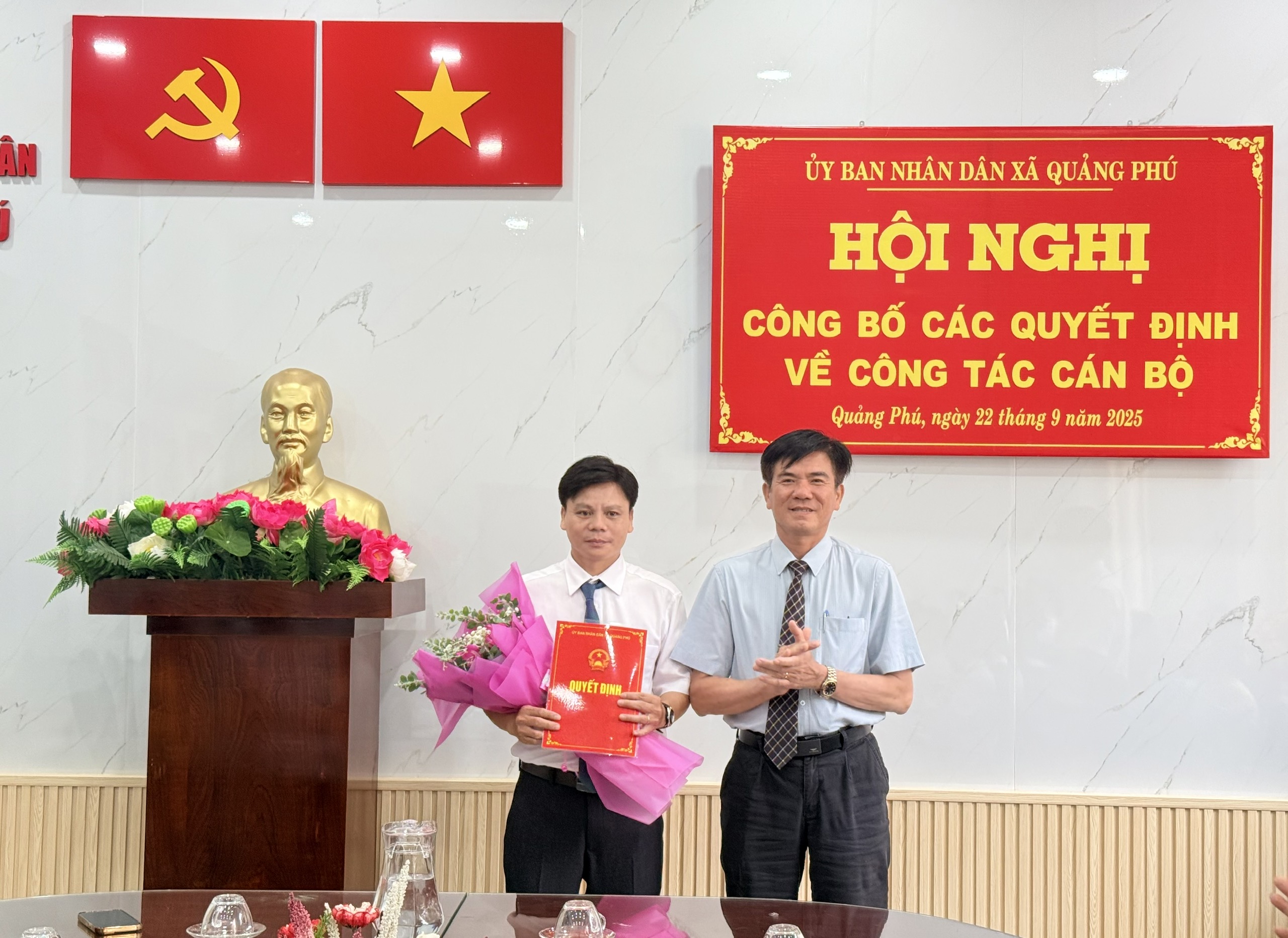 đồng chí Nguyễn Công Văn – Phó Bí thư Đảng ủy, Chủ tịch UBND xã trao quyết định cho thầy giáo Lê Văn Nghĩa